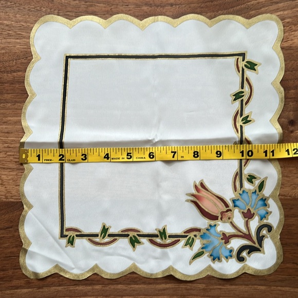 NWOT Total of 13-piece Tablecloth and Napkin Set - Picture 8 of 16